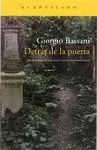 DETRAS DE LA PUERTA